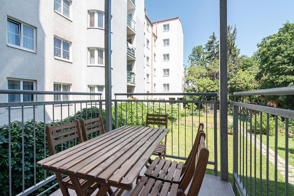 Colorful Facing Courtyard Apartament *